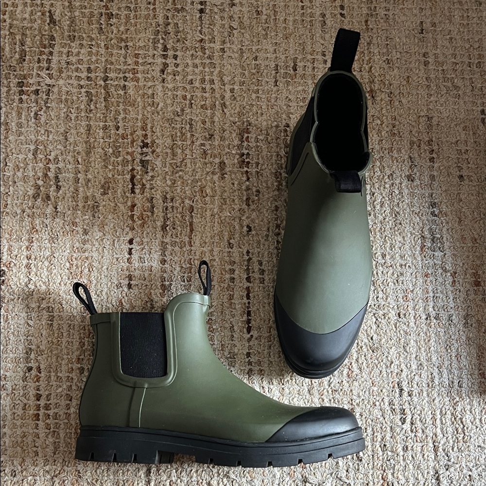 Everlane Green and Black Chelsea Boots